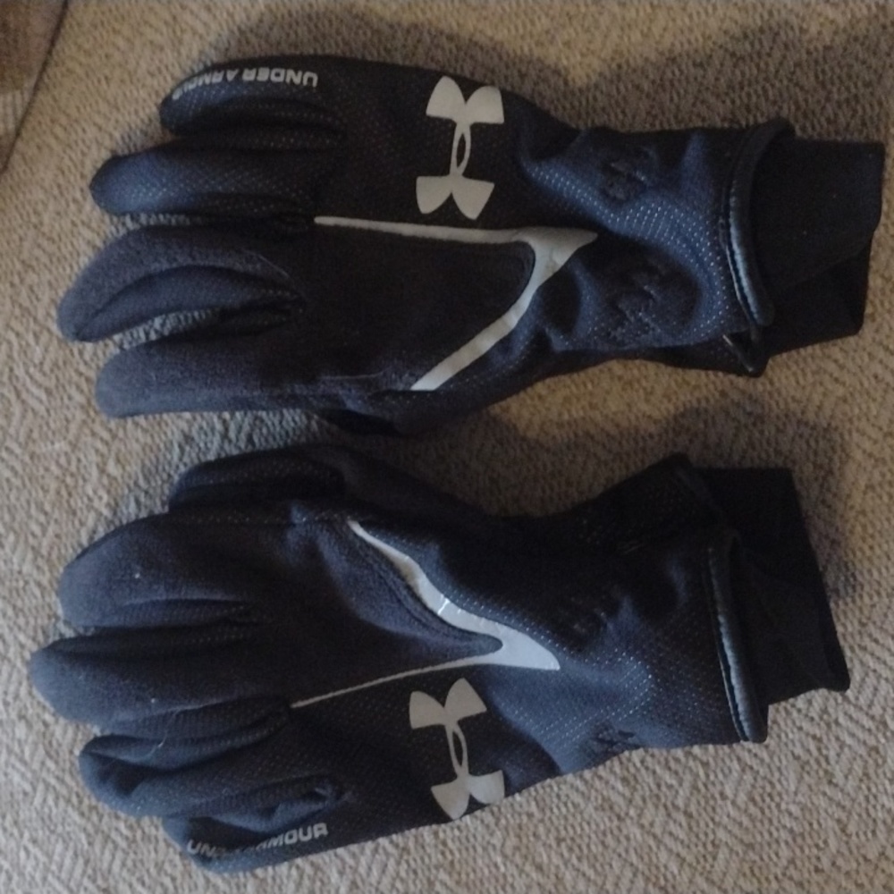 Under Armour black kids gloves